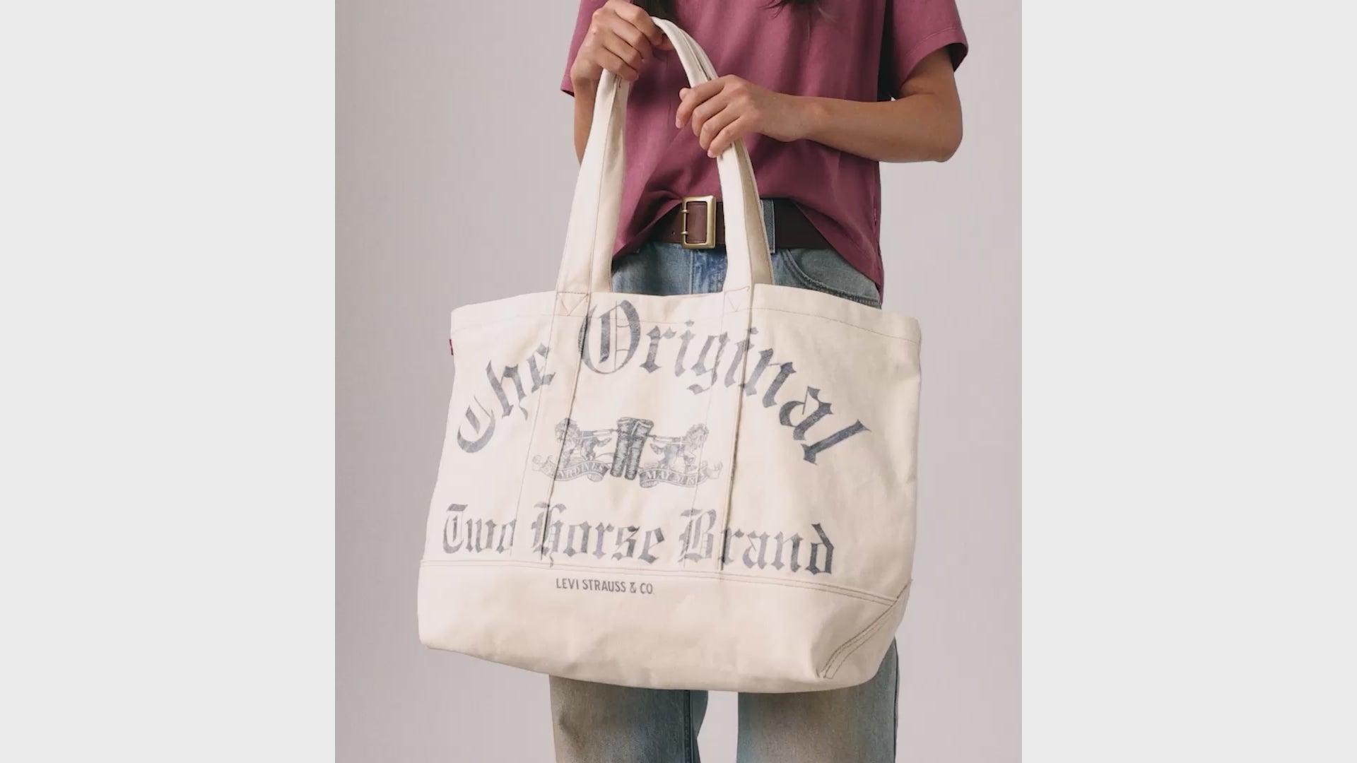 Levi's® Women's XL Graphic Tote Bag - Blue | Levi's TH
